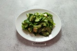 Готовое блюдо: зелёный салат с авокадо