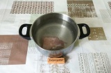 Шаг 1. Отварить свинину до готовности в подсоленной воде.