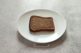 Шаг 1. Хлеб подсушить с двух сторон на сухой сковороде или в тостере.