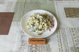 Готовое блюдо: капустный салат с говядиной