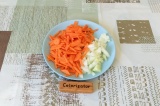 Шаг 3. Нарезать морковь и лук.