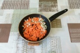Шаг 5. На небольшом количестве масла обжарить лук и морковь.