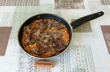 Шаг 7. Добавить мясо к луку и моркови, добавить немного бульона из кастрюли.