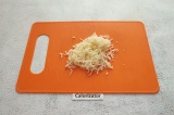 Шаг 2. Пока готовятся макароны, натереть сыр на мелкой тёрке.