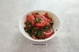 Шаг 6. В салатник выложить помидоры, зелень, заправку и аккуратно перемешать.