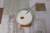 Шаг 1. Растворить мед в молоке.