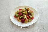 Шаг 4. В тарелку разложить кусочки фруктов.