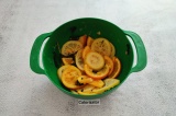 Шаг 4. В миску к мяте положить лимон и апельсин и хорошенько растолочь толкушкой