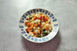 Шаг 8. В салатнике смешать дыню, нектарин, абрикосы и киви.