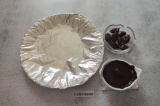 Шаг 4. Плоскую тарелку обложить фольгой. Шоколад поломать на кусочки и растопить