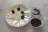 Шаг 5. Финики, покрытые шоколадом, выложить на тарелку.