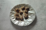 Шаг 6. Затем конфеты посыпать мелкой крошкой орехов: она легко пристанет к шокол