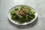 Готовое блюдо: салат из зелени с пикантной заправкой