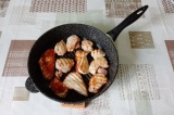 Шаг 5. В сковороде-гриль обжарить курицу с двух сторон по три минуты.