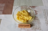 Шаг 8. Сыр смешать с манговым соусом.