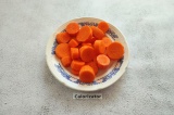 Шаг 5. Морковь помыть, почистить и крупно нарезать.