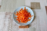 Шаг 3. Нарезать морковь кубиками.