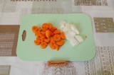 Шаг 3. Нарезать морковь и лук.