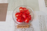 Шаг 4. Крупно нарезать помидоры.