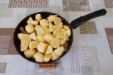 Шаг 6. Добавить картофель и влить воду. Накрыть крышкой и тушить 25 минут.