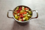 Шаг 5. В кастрюльку налить масло, соевый соус, положить овощи и соль, хорошо пер