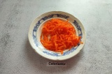Шаг 3. Морковь почистить и натереть на крупной тёрке.