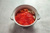 Шаг 5. В кастрюлю выложить овощи, масло, специи, кашицу из помидоров с чесноком.