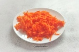Шаг 2. Морковь помыть, почистить и крупно натереть на тёрке.