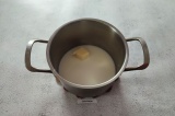 Шаг 3. В кастрюльку налить молоко и положить масло, прогреть на огне.
