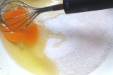 Шаг 1. Яйцо с сахаром взбить, добавить водку.