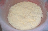 Шаг 4. Вылить молочную смесь через марлю, дать стечь.