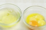Шаг 1. Отделить желтки от белков в разные чаши.