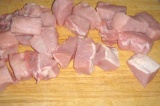 Шаг 2. Мясо порезать небольшими кусочками.