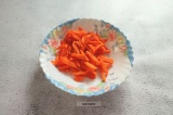 Шаг 3. Морковь помыть, почистить и нарезать брусочками.