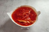Готовое блюдо: борщ с домашним соусом из помидоров