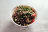 Готовое блюдо: салат из свежих овощей и солёных огурцов