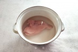 Шаг 1. Сварить мясо курицы в подсоленной воде (в течение 20-25 минут). Оставить