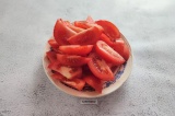 Шаг 1. Вымытые помидоры нарезать дольками.