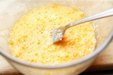 Шаг 3. В яичную смесь добавить тертый сыр.