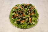 Готовое блюдо: овощной салат с индейкой