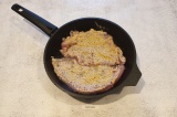 Шаг 5. В сковороду налить масло, выложить филе. Обжарить сначала с одной стороны