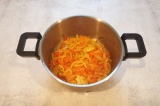 Шаг 4. Лук и морковь обжарить на масле в течение 2-3 минут.