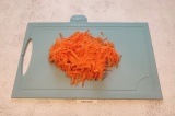 Шаг 1. Морковь помыть, почистить и натереть на крупной тёрке.