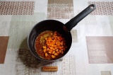 Шаг 4. В разогретое масло добавить морковь, пассеровать пару минут.
