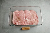 Шаг 4. Выложить свинину в форму для запекания, посолить и поперчить.