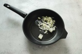 Шаг 2. В сковороду налить масло, положить мелко порезанный лук.