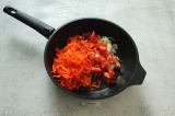 Шаг 4. Морковь натереть на крупной тёрке и положить в сковороду.