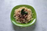 Готовое блюдо: спагетти со сливочным соусом и фаршем