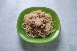 Шаг 8. Спагетти с соусом посыпать сыром и украсить зеленью.