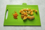 Шаг 1. С половины апельсина снять цедру, должно получиться 1 ч.л. Мякоть нарезат
